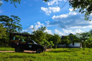 czarna ciężarówka zaparkowana przed domem w obiekcie Voyage Village w mieście Mikumi