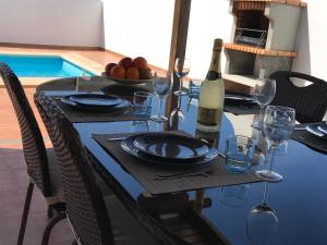 プラヤ・ブランカにあるVilla Estaca Luxuryのワイン1本とグラス1杯付きのテーブル