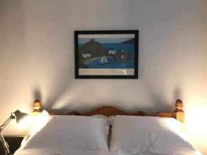 Un pat sau paturi într-o cameră la Wight view, flat 2 rosslyn house