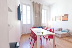 カンヌにあるFestival Apartmentのリビングルーム(白いテーブル、赤い椅子付)