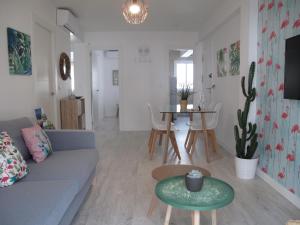 ein Wohnzimmer mit einem Sofa und einem Tisch in der Unterkunft Mar Y Playa Boliches in Fuengirola