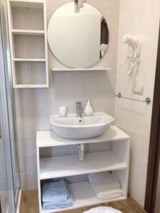 ein Bad mit einem Waschbecken und einem Spiegel in der Unterkunft Rifugio Massafera 2 in Massafra