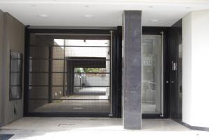 una entrada a un edificio con una gran puerta de cristal en Departamentos con cochera Peru 157 en Bahía Blanca