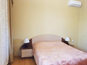 Postel nebo postele na pokoji v ubytování Guest House Lazika