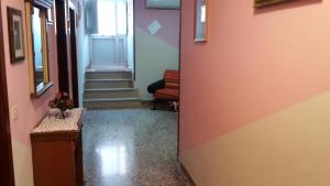 korytarz ze schodami i czerwoną ścianą ze schodami w obiekcie Affittacamere di Fabio Principale w mieście Talsano
