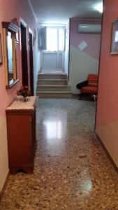 un corridoio vuoto con scale e un tavolo in una stanza di Affittacamere di Fabio Principale a Talsano