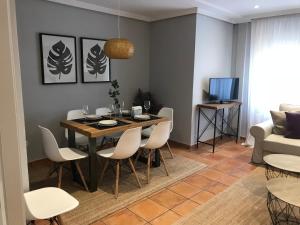 a living room with a dining room table and chairs at Apartamento de las doblas in Córdoba