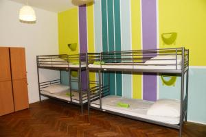 Un ou plusieurs lits dans un hébergement de l'établissement Budapest Party Hostel at Udvarom