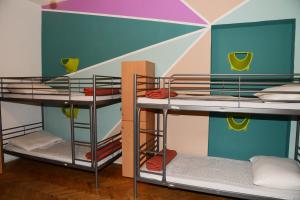 Un ou plusieurs lits superposés dans un hébergement de l'établissement Budapest Party Hostel at Udvarom