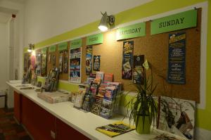un comptoir dans un magasin avec des panneaux sur la paroi dans l'établissement Budapest Party Hostel at Udvarom, à Budapest