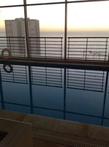 vista sulla piscina da un edificio di Zafiro Reñaca a Viña del Mar