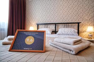 リスキにあるАпартаменты Гранатのフレーム付きのベッドが備わる客室です。