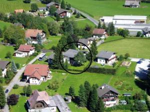 eine Luftaufnahme eines Hauses mit einem Kreis in der Unterkunft Landhaus Christophorus in Mallnitz