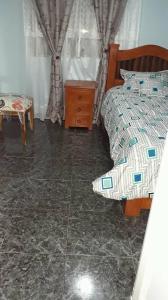 1 dormitorio con 1 cama, vestidor y silla en Torres del rio, en Armenia