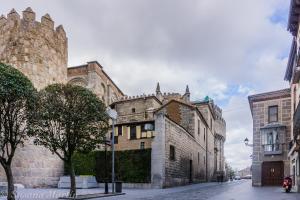 an old stone building on the side of a street at Antigua Ventanas del Cielo, BAJA in Ávila