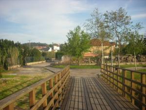 RianjoにあるCasa Torrreの塀越木橋