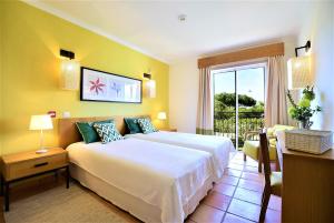 クアルテイラにあるT3 Vila Sol Villageのベッドとバルコニー付きのホテルの部屋 +40枚の写真