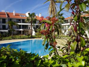 クアルテイラにあるT3 Vila Sol Villageの建物の前のプール