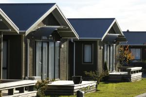 uma fila de casas com um telhado azul em Rocky Mountain Chalets Ohakune em Ohakune