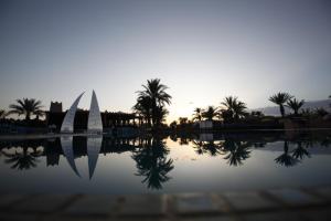 - une vue sur la piscine d'eau avec un voilier dans l'établissement Belere Arfoud, à Erfoud