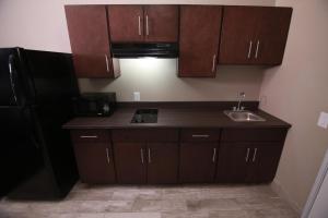 Kuchyň nebo kuchyňský kout v ubytování Home Inn and Suites Memphis