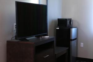 TV a/nebo společenská místnost v ubytování Home Inn and Suites Memphis