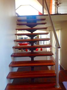 una escalera con pisadas de madera en una casa en Waterloo Cottage, en Hobart
