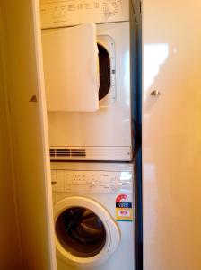 a microwave and a washer and dryer in a refrigerator at Waterloo Cottage in Hobart