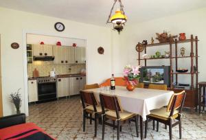 eine Küche und ein Esszimmer mit einem Tisch und Stühlen in der Unterkunft Apartmani Ivo in Petrcane