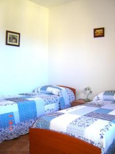 duas camas sentadas uma ao lado da outra num quarto em Apartment Valentina em Tergu
