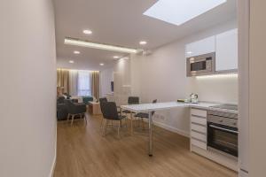 Una cocina y un comedor con mesa y sillas. en Lofts MSH Canarias, en Las Palmas de Gran Canaria