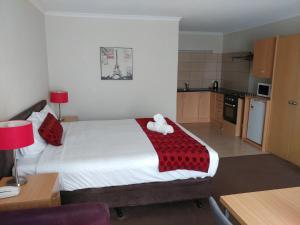 Kuchyň nebo kuchyňský kout v ubytování Parkdale Motor Inn