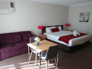 Postel nebo postele na pokoji v ubytování Parkdale Motor Inn
