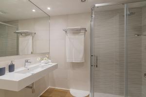 un baño con lavabo y ducha en Lofts MSH Canarias, en Las Palmas de Gran Canaria 32 fotos más