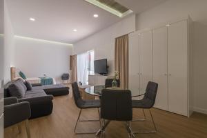 een woonkamer met een bank en een tafel bij Lofts MSH Canarias in Las Palmas de Gran Canaria