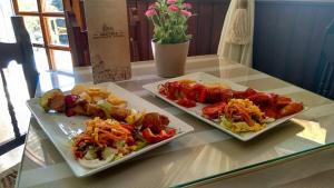 dos platos de comida en una mesa de cristal en Hotel Bonilla, en La Barca de la Florida