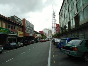une rue avec des voitures garées sur le côté de la route dans l'établissement Best Studio Guest House, à Kota Bharu