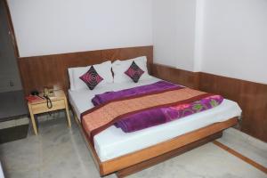 Letto o letti in una camera di Hotel Delhi Fantastic near New Delhi Train Station
