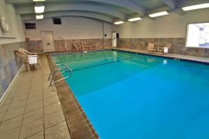 ein großer Pool mit blauem Wasser in einem Gebäude in der Unterkunft Shilo Inn Suites Newport in Newport