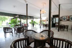 Restaurace v ubytování RedDoorz Plus near Alun Alun Selatan 2
