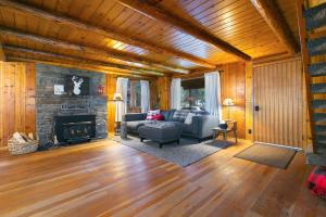 un soggiorno con divano e camino di White Pass Log Cabin Luxury Retreat a Rimrock