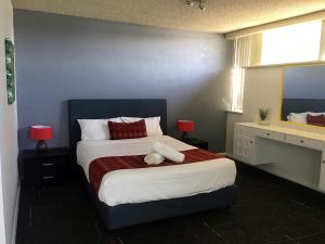 Postel nebo postele na pokoji v ubytování Parkdale Motor Inn