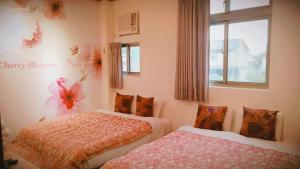 Kama o mga kama sa kuwarto sa Guiju Lin Garden Homestay