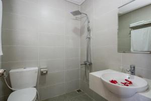 La salle de bains est pourvue de toilettes blanches et d'un lavabo. dans l'établissement Anh Villa Hotel, à Đà Nẵng