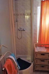 cuna con ducha en el baño en Haus Marta, en Smržovka