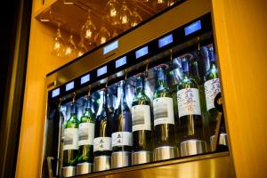 فندق فوجي فيو في فوجيكاواجوتشيكو: مجموعة من زجاجات النبيذ في خزانة