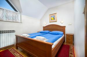 Postel nebo postele na pokoji v ubytování Guesthouse Janez + 24 fotografií