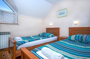 En eller flere senge i et værelse på Guesthouse Janez