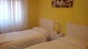Postel nebo postele na pokoji v ubytování Pensión Room Pamplona
