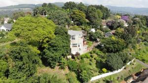 Vue aérienne d'une maison sur une colline arborée dans l'établissement Valley Vista Lodge, à Pietermaritzburg